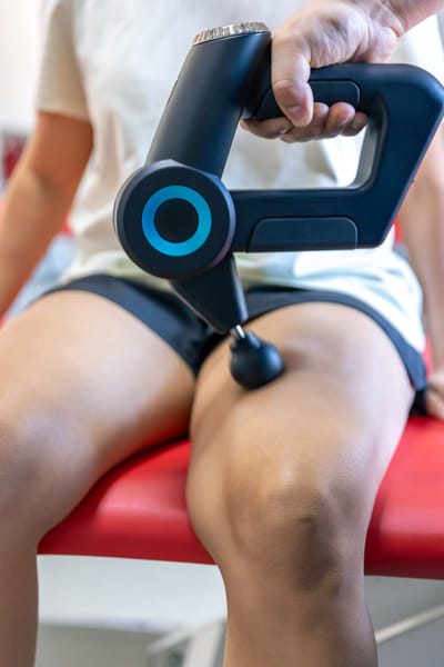Masaje deportivo de percusion en sala medica del gimnasio - Fisioterapia Cartagena