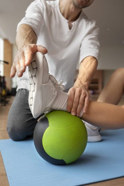 Paciente haciendo rehabilitacion fisica ayudado por terapeutas – Fisioterapia Cartagena Paciente haciendo rehabilitacion fisica ayudado por terapeutas - Fisioterapia Cartagena